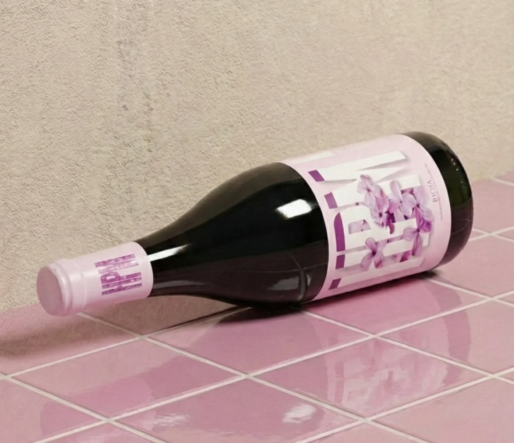 Bodegas HPM — etiqueta frontal de vino con ilustración botánica