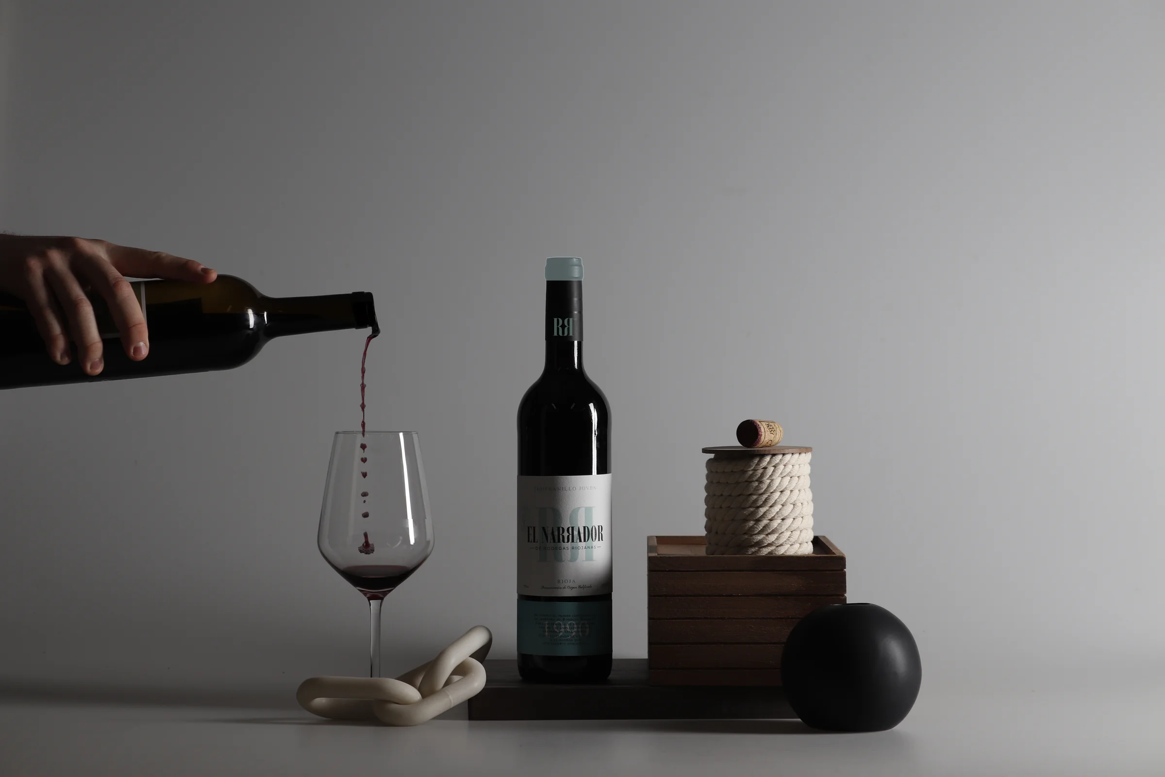 El Narrador Joven 1990 — Tempranillo Joven con cápsula turquesa