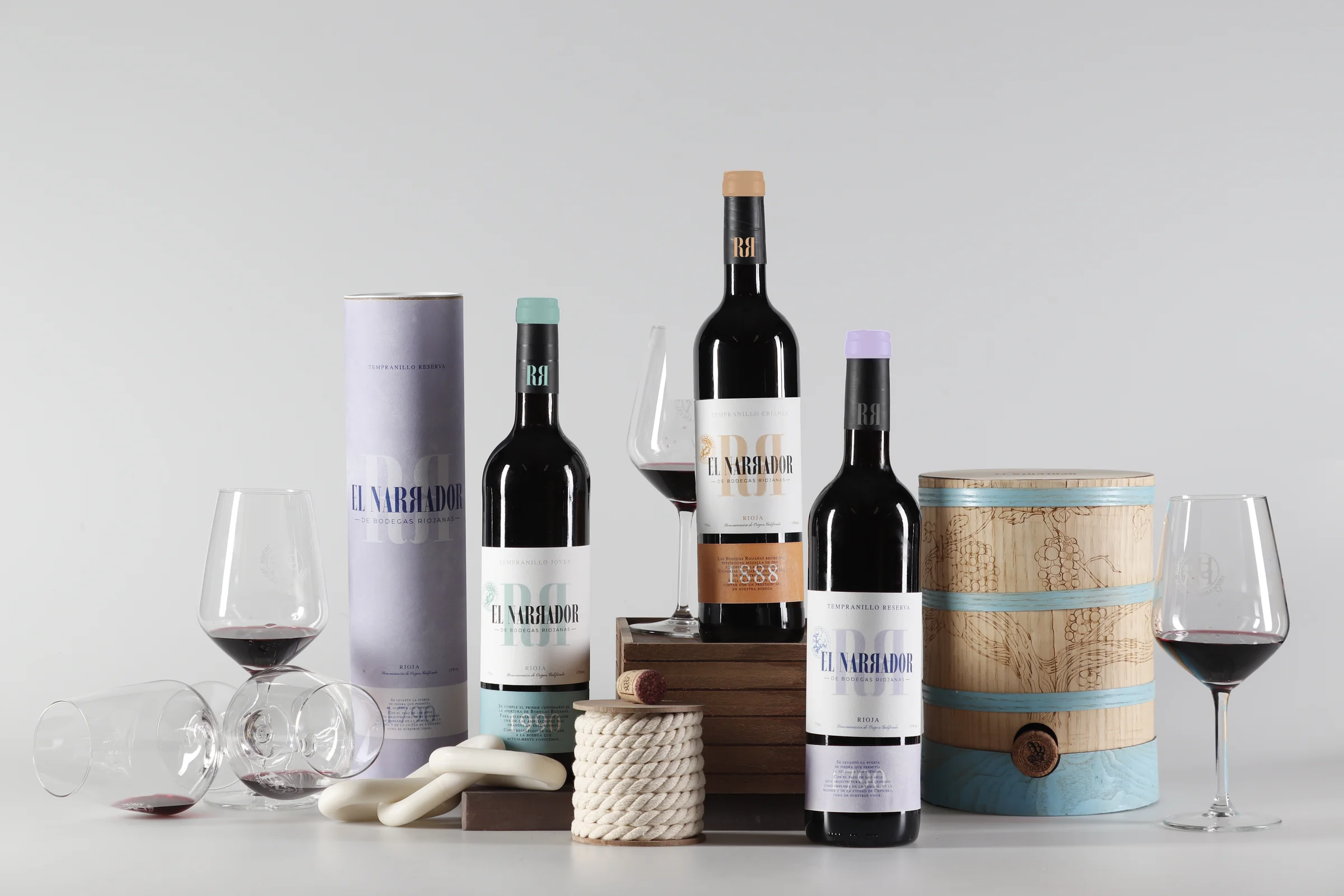 El Narrador — packaging de vino para Bodegas Riojanas, tres botellas con etiquetas históricas