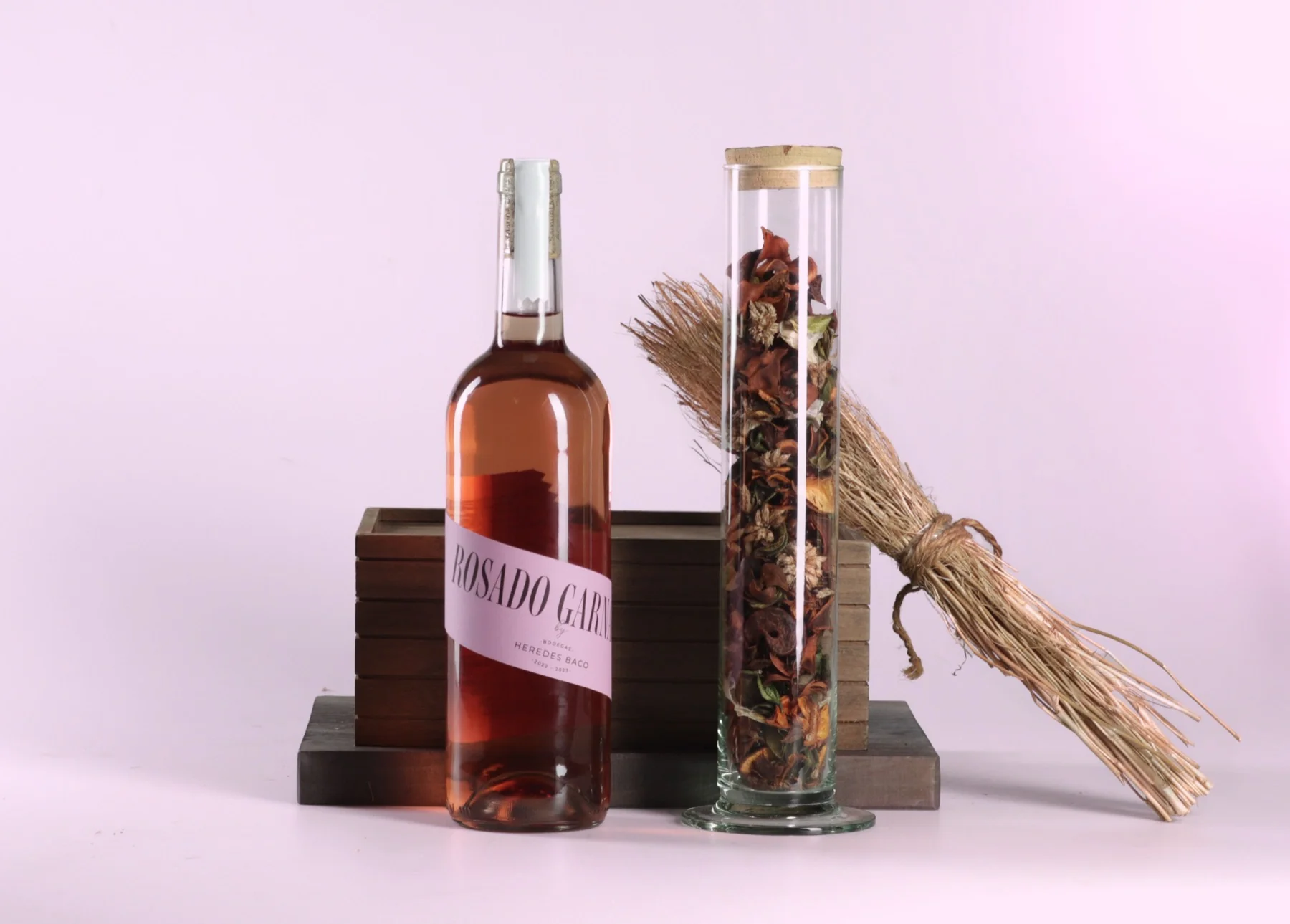 Heredes Baco — detalle de tipografía e ilustración en etiqueta de vino