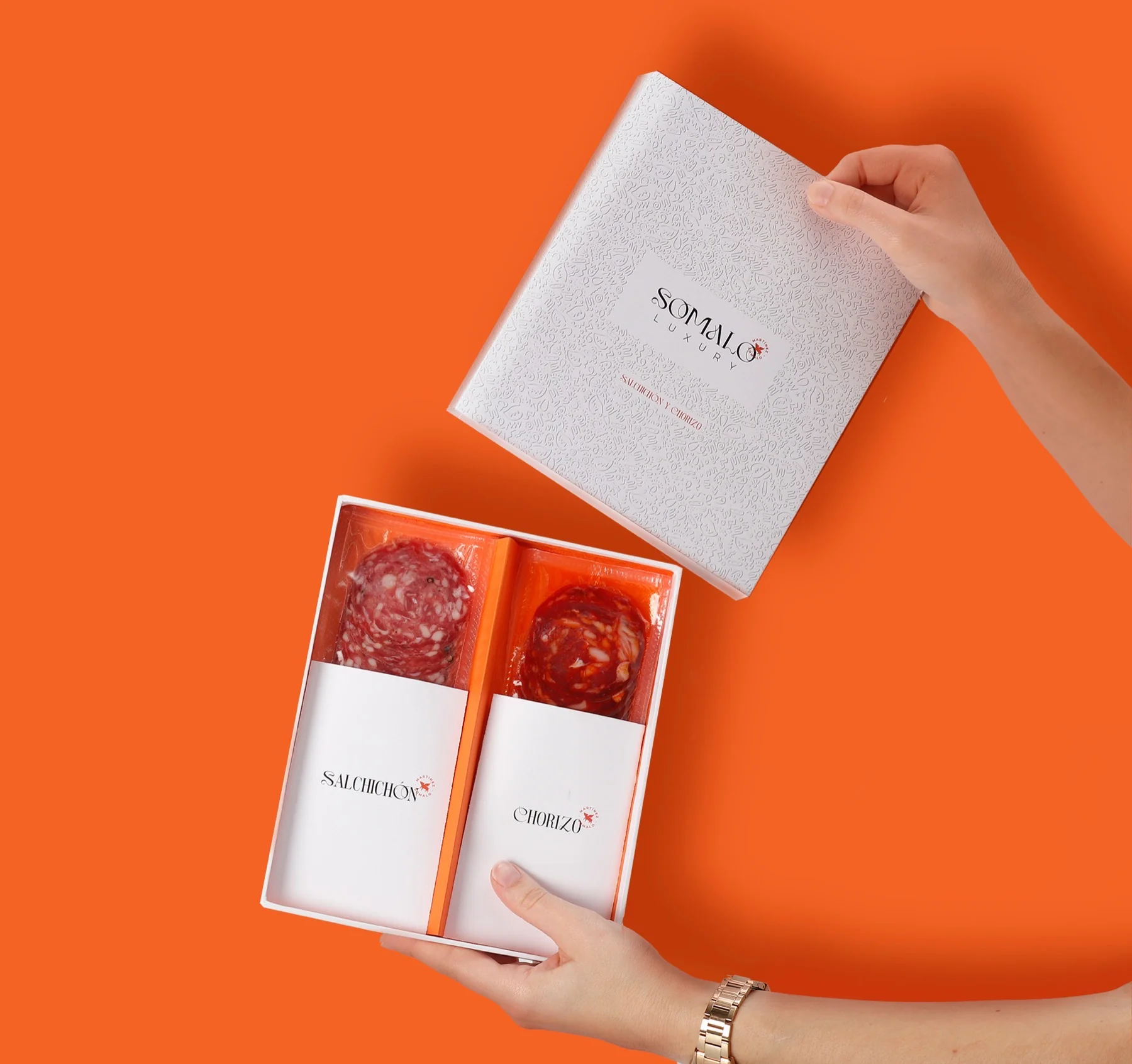 Somalo Luxury — mockup de producto con packaging luxury en contexto
