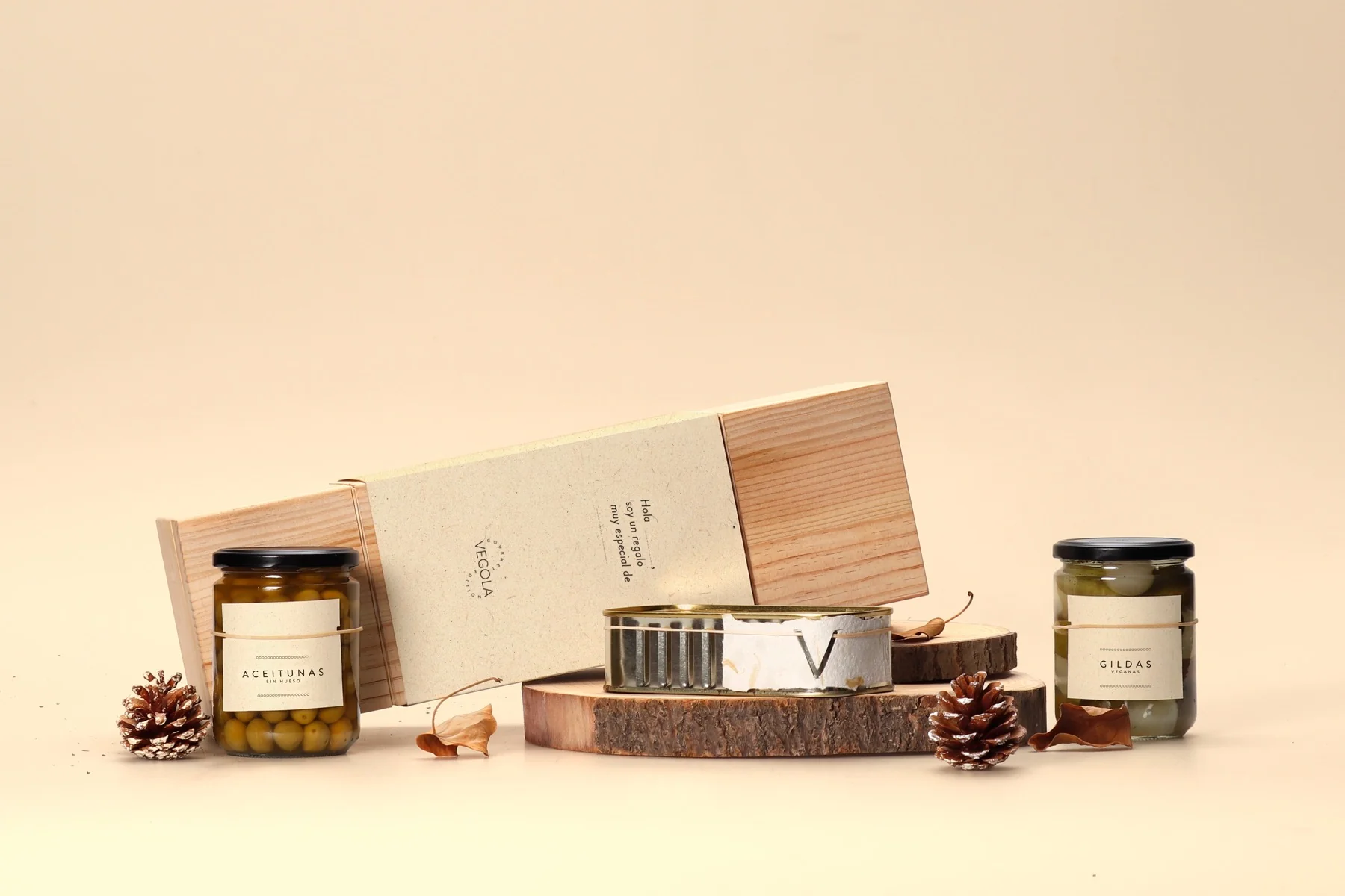 Vegola — mockup de tarros de encurtidos con etiqueta ecológica plantable